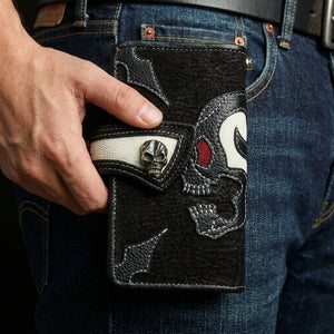 Cartera con calavera y piel de raya roja y blanca, sostenida a la cintura