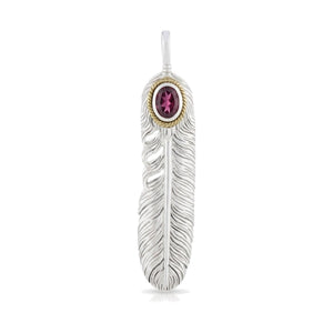 Luminoso pendente a piuma d'argento con granato rodolite ovale e dettaglio a corda in ottone.