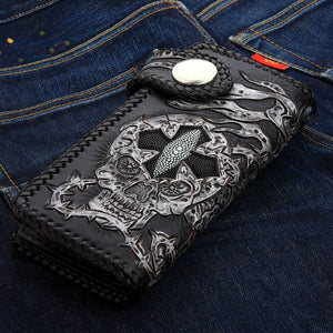 Lange Rider Demon Biker-Geldbörse aus Rochenleder, Geldbörse auf Denim Vorderansicht im Winkel