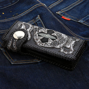 Lange Rider Demon Biker-Geldbörse aus Rochenleder, Geldbörse auf Denim Vorderansicht entgegengesetzter Winkel