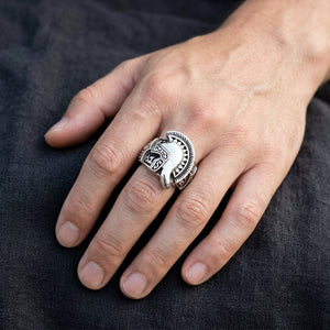 Sterlingsilber-Ring Römischer Kriegerhelm, an einer Hand getragen