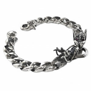 Armband aus Sterlingsilber mit zwei Drachenköpfen und Rubinaugen — geöffneter Verschluss