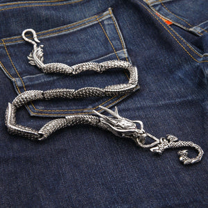 Drachen-Geldbörsenkette aus Sterlingsilber mit rubinroten Augen — Drachenkopf im Detail