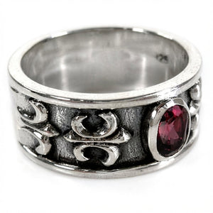 Bague bandeau en argent sterling avec fleur de lys rouge rubis, anneau à fleur de lys de trois-quarts droit