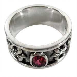 Bague bandeau en argent sterling avec fleur de lys rouge rubis, vue de dessus du serti de la pierre ovale
