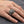 Anillo amuleto de plata de ley con cuarzo rutilado negro, lucido por un modelo adulto