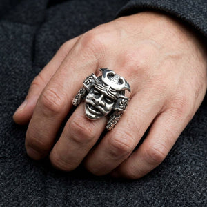 Samurajmask ring i 925 sterlingsilver buren på en hand