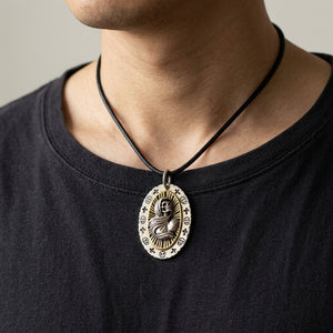 Collana con ciondolo Santa Muerte in argento sterling e ottone, mostrata al collo di un modello adulto; il cordino o catena è contesto di stile