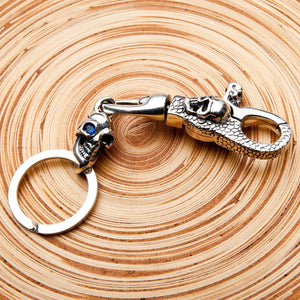 Nyckelring i sterlingsilver med dödskalle med blå safirögon, sidovy av lås och dödskalle med blå ögon