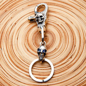 Nyckelring i sterlingsilver med dödskalle med blå safirögon, framifrån av komplett nyckelring med dödskallelås