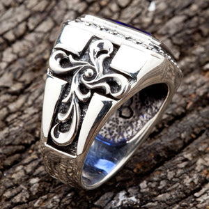 Das Seitenprofil des gotischen Blumenkreuz-Rings, das seine filigranen, geschnitzten Details hervorhebt