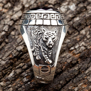 Drake- och tigerring med lila sten, sidovy som visar tigermotivet
