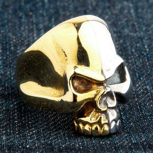 Bague demi-tête de mort en argent et laiton, de face verticale sur denim