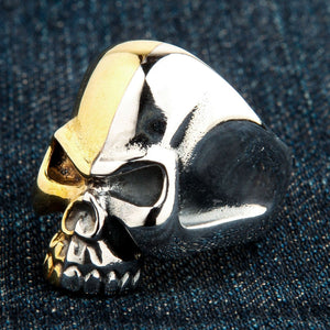 Bague demi-tête de mort en argent et laiton, trois-quarts sur denim