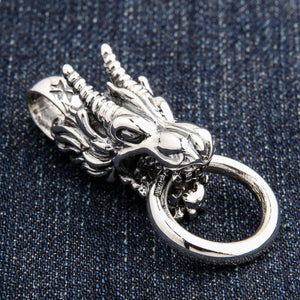 Angolazione opposta che mostra le corna del drago, l'anello nella bocca e la contromaglia superiore decorata.