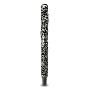 Vertikal helbild av den massiva pennan i sterlingsilver med genomgående slingrande drakskulptering