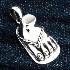 Sandaalvoet-hanger van 925 sterling zilver. De voet is op het denim de andere kant op gedraaid om het bandje en de bovenste ophanglus te laten zien.