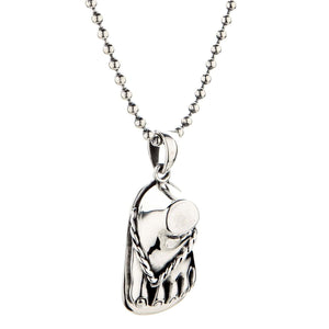 Sandaalvoet-hanger van 925 sterling zilver. De voethanger hangt aan een displayketting met de tenen en het sandaalbandje naar voren gericht.