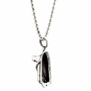 Sandaalvoet-hanger van 925 sterling zilver. De hanger draait opzij en onthult de holle achterkant en afgeronde voorkant.