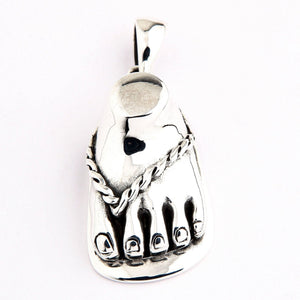 Sandaalvoet-hanger van 925 sterling zilver. Vijf gemodelleerde tenen bevinden zich onder een sandaalbandje met touwstructuur.