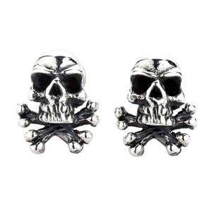 Totenkopf und gekreuzte Knochen Ohrstecker aus Sterlingsilber. Zwei Totenköpfe sitzen über gekreuzten Knochen mit dunklen Augenhöhlen.