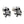 Totenkopf und gekreuzte Knochen Ohrstecker aus Sterlingsilber. Die schräg gehaltenen Stecker zeigen die erhabenen Totenköpfe und die Enden der gekreuzten Knochen.