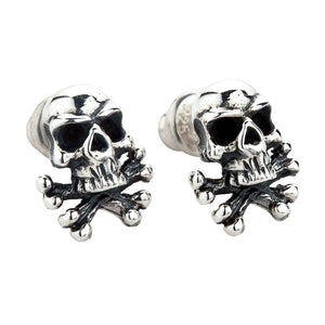 Totenkopf und gekreuzte Knochen Ohrstecker aus Sterlingsilber. Die schräg gehaltenen Stecker zeigen die erhabenen Totenköpfe und die Enden der gekreuzten Knochen.