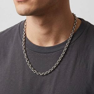 6 mm Sterlingsilber-Ankerkette, am Hals eines erwachsenen Models gezeigt; Kordel oder Kette dient als Styling-Kontext