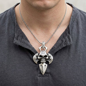 Totenkopf-, Axt- und Dolch-Anhänger aus Sterlingsilber, getragen an einer Silberkette zu einem anthrazitfarbenen Hemd; Kette nicht im Lieferumfang enthalten.