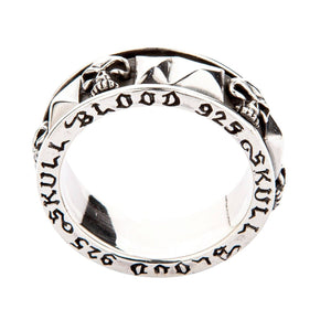 Anillo giratorio Skull Blood en plata de ley 925, primer plano frontal del borde grabado con SKULL BLOOD
