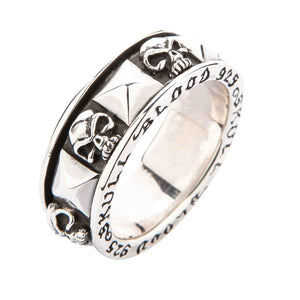 Anillo giratorio Skull Blood en plata de ley 925, vista inclinada a la izquierda de las calaveras y el borde grabado