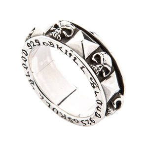 Anillo giratorio Skull Blood en plata de ley 925, vista inclinada a la derecha del relieve de calaveras y la banda de plata