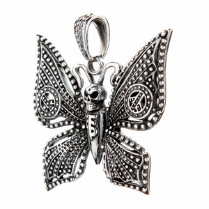 Gotycka zawieszka motyl z czaszką ze srebra próby 925, zbliżenie detalu czaszki