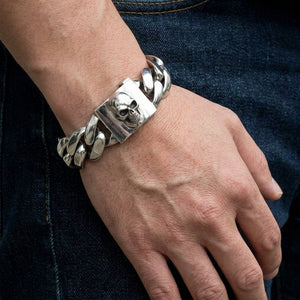 Panzerarmband aus Sterlingsilber mit massivem Totenkopf-Verschluss, getragen an einem Handgelenk eines Erwachsenen