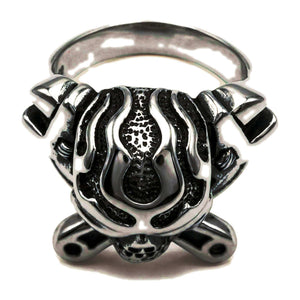 Bague en argent sterling avec tête de mort et clés croisées, vue de dessus du détail de flamme et de l'anneau