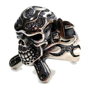Bague en argent sterling avec tête de mort et clés croisées, vue trois-quarts gauche de la tête de mort et des clés croisées