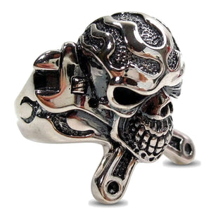 Bague en argent sterling avec tête de mort et clés croisées, vue trois-quarts droite de la tête de mort et de la clé