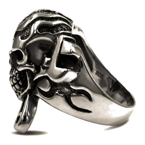 Bague en argent sterling avec tête de mort et clés croisées, vue latérale de la tête de mort et poinçon intérieur