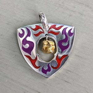 Gitarrplektrum-hänge i .925 sterlingsilver med gulddödskalle i tatueringsstil, framsida med färgad dödskalle