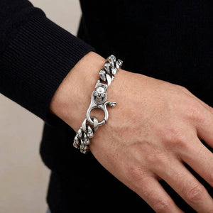 Bracciale teschio con occhi trasparenti in argento sterling, indossato su modello adulto