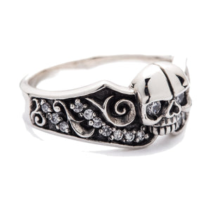 Anillo de plata de ley de calavera con ojo de diamante y volutas, anillo de calavera lateral derecho con detalle de volutas y piedra