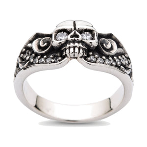 Anillo de plata de ley de calavera con ojo de diamante y volutas, anillo de calavera de frente sobre fondo blanco