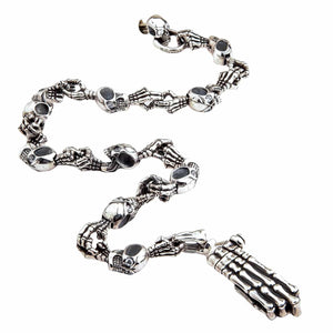 Cadena para cartera de plata de ley con calaveras y manos de esqueleto — detalle de los eslabones