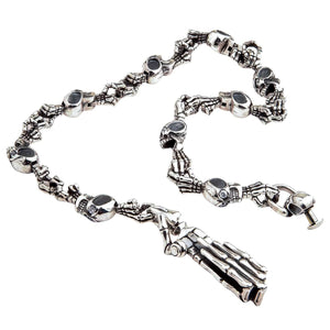 Cadena para cartera de plata de ley con calaveras y manos de esqueleto — vista de detalle