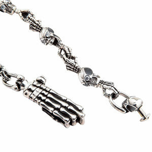 Cadena para cartera de plata de ley con calaveras y manos de esqueleto — vista en ángulo