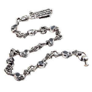 Cadena para cartera de plata de ley con calaveras y manos de esqueleto — cadena para cartera completa