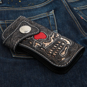 Portafoglio biker lungo in pelle con teschio, razza e cobra, vista opposta anteriore su denim
