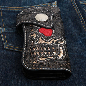Portafoglio biker lungo in pelle con teschio, razza e cobra, parte anteriore su denim