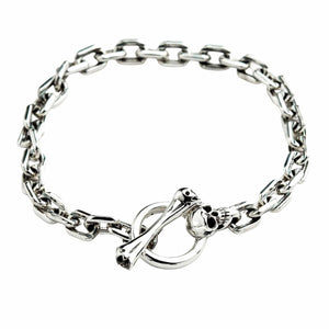 Panserarmbånd i sterlingsølv med hodeskalle-stavlås som viser benstaven og hodeskalleløkken med kjedet lukket.