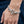 Kedjearmband i 925 sterlingsilver med dödskalle och stavlås buret runt en vuxens handled